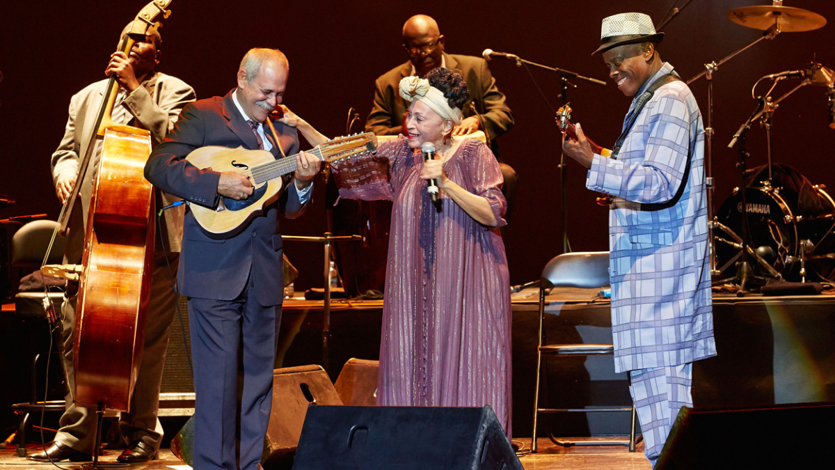 L’Orquesta Buena Vista Social Club omple de ritmes caribenys d’Auditori del Parc del Castell en l’inici de la seva gira Adiós Tour a l’Estat
