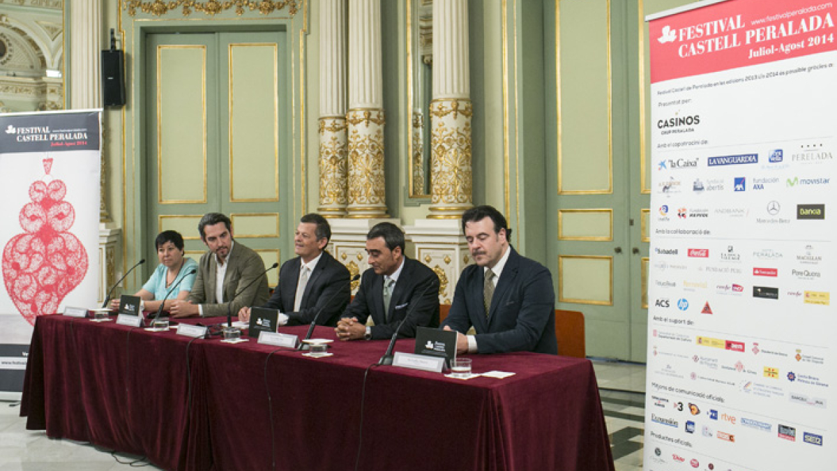 El Festival Castell de Peralada ha presentado hoy en el Liceo la ópera Andrea Chénier, una producción propia que crea un puente entre la revolución francesa y los tiempos actuales