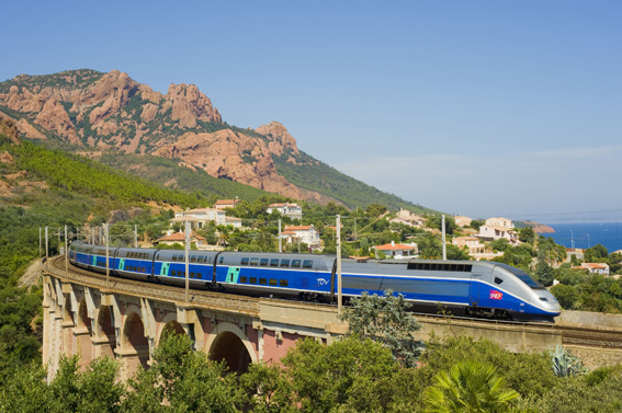 Noves freqüències de trens d’alta velocitat arriben a Peralada aquest estiu Noves freqüències de trens d’alta velocitat arriben a Peralada aquest estiu