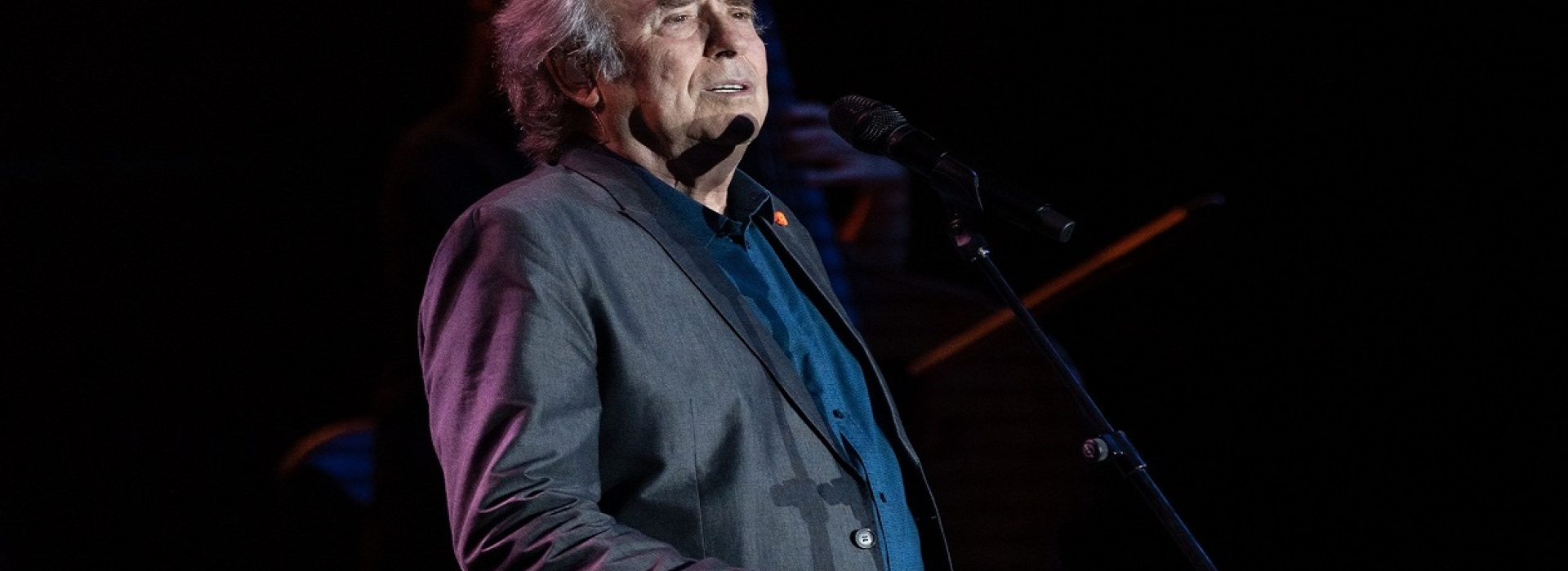 SERRAT BRINDA UNA ÚLTIMA NOCHE SERRAT BRINDA UNA ÚLTIMA NOCHE